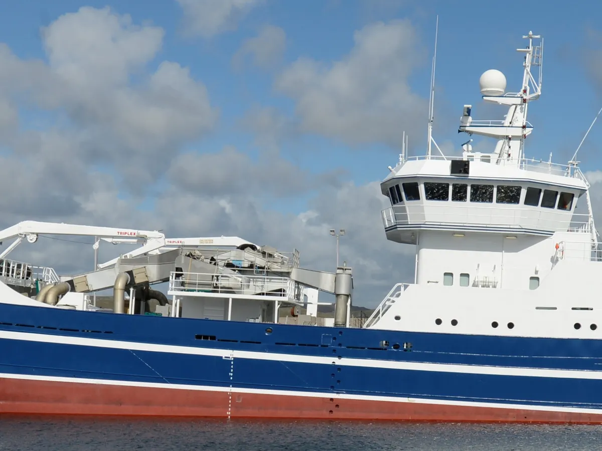 Navio de pesca de arrasto à venda