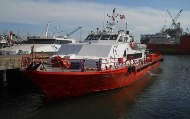 Barco de tripulação à venda