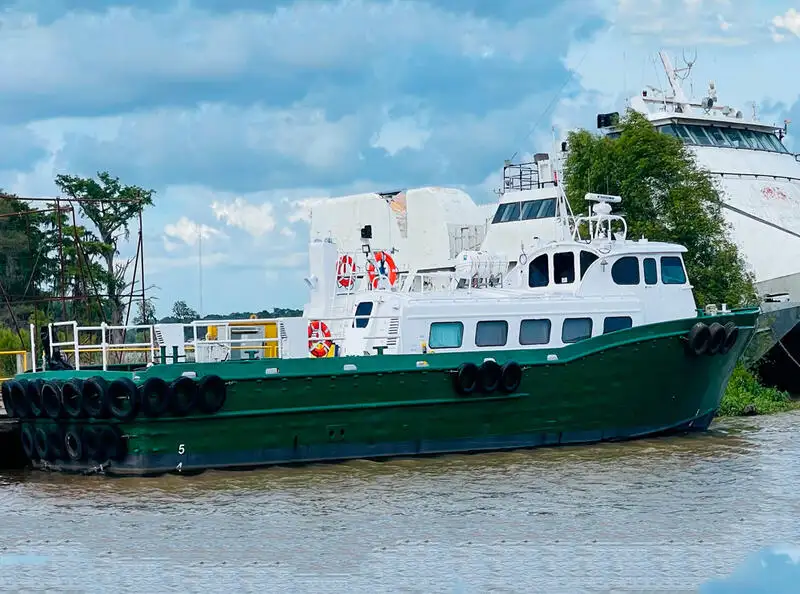 Barco de tripulação à venda