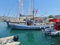 Navio de combate a incêndios à venda