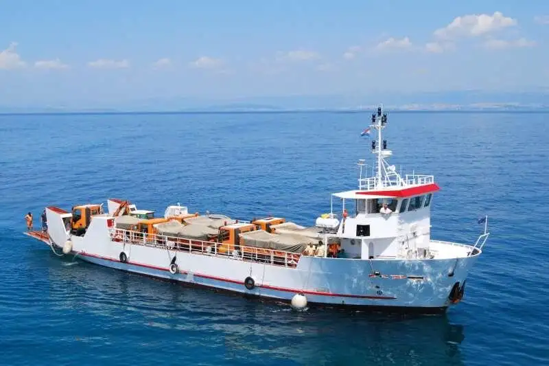 Navio porta-contêineres à venda