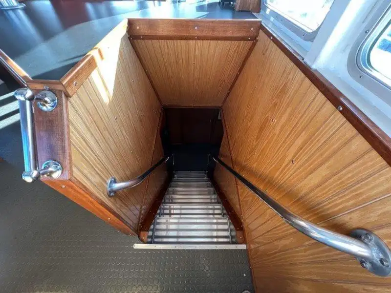Barco de tripulação à venda