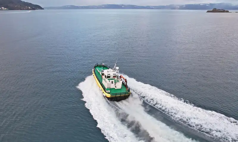 Navio de combate a incêndios à venda