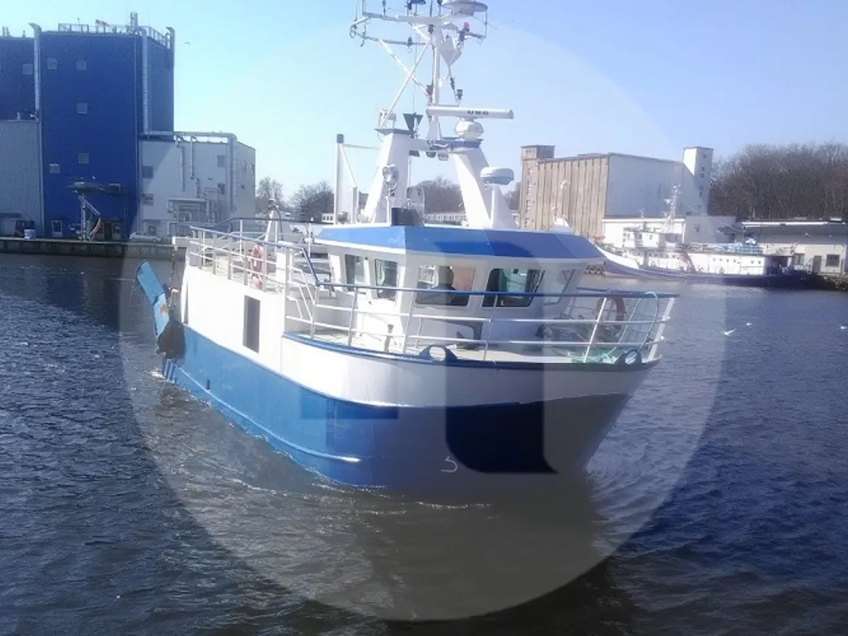 Navio transportador de peixes vivos à venda