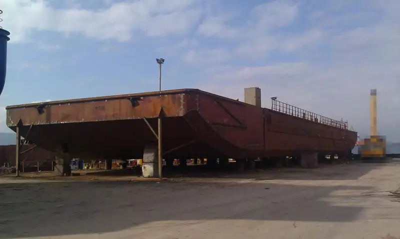 Barcaça à venda