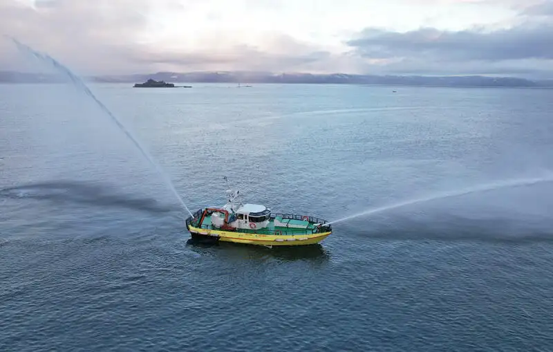 Navio de combate a incêndios à venda