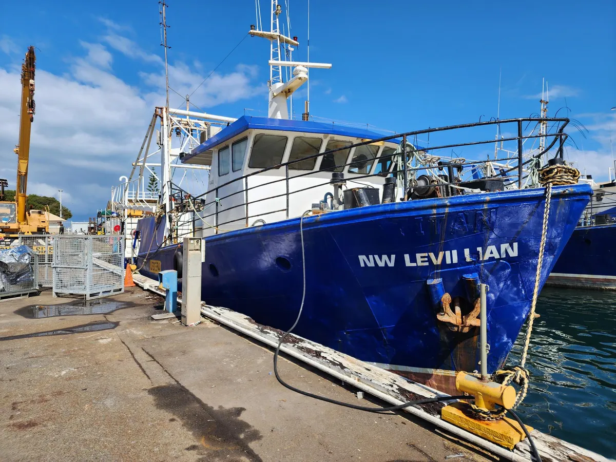 Navio de pesca de arrasto à venda