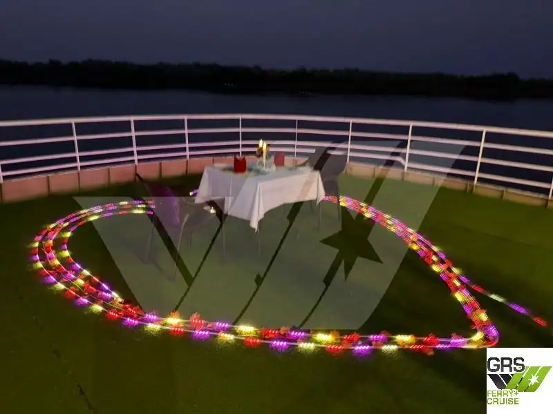 Navio restaurante à venda
