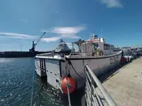 Barco de tripulação à venda