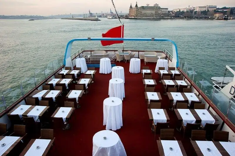 Navio restaurante à venda