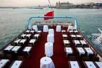 Navio restaurante à venda