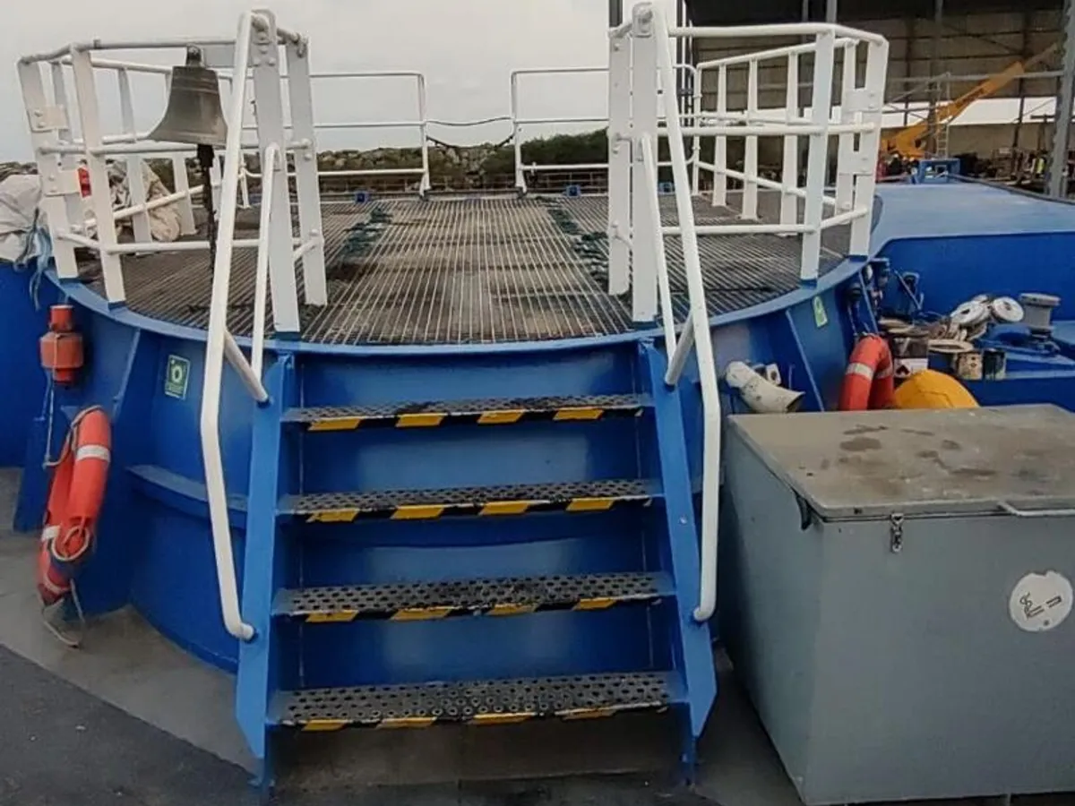 Barco de tripulação à venda