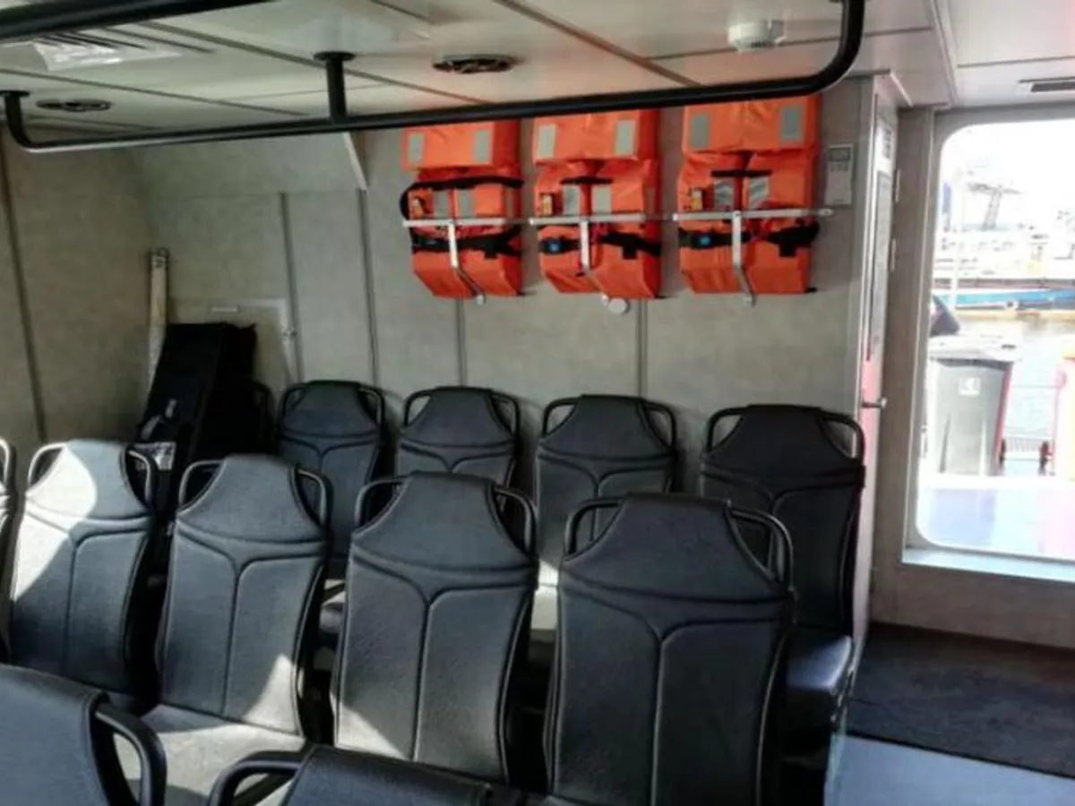 Barco de tripulação à venda