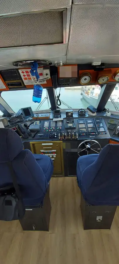 Barco de tripulação à venda