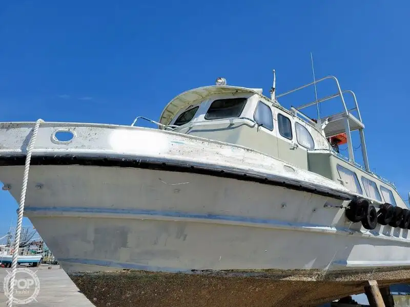 Barco de tripulação à venda