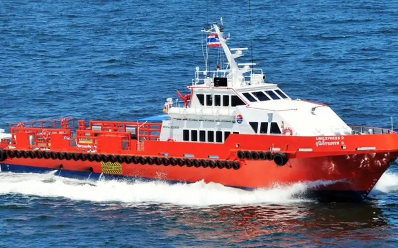 Barco de tripulação à venda