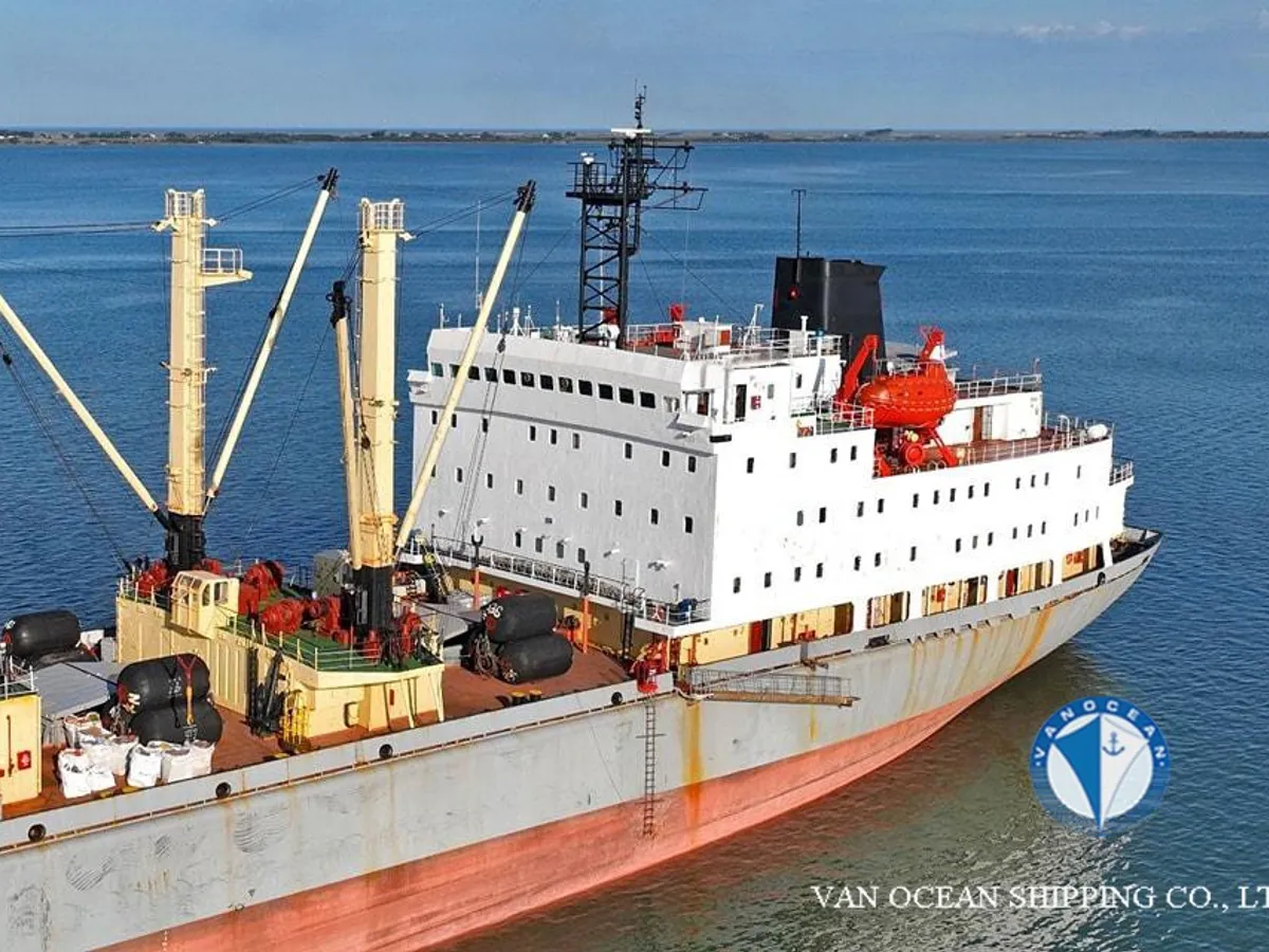 Navio frigorífico à venda