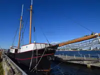 Navio restaurante à venda