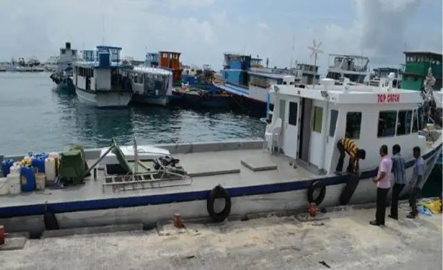 Barco de tripulação à venda