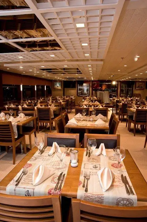 Navio restaurante à venda