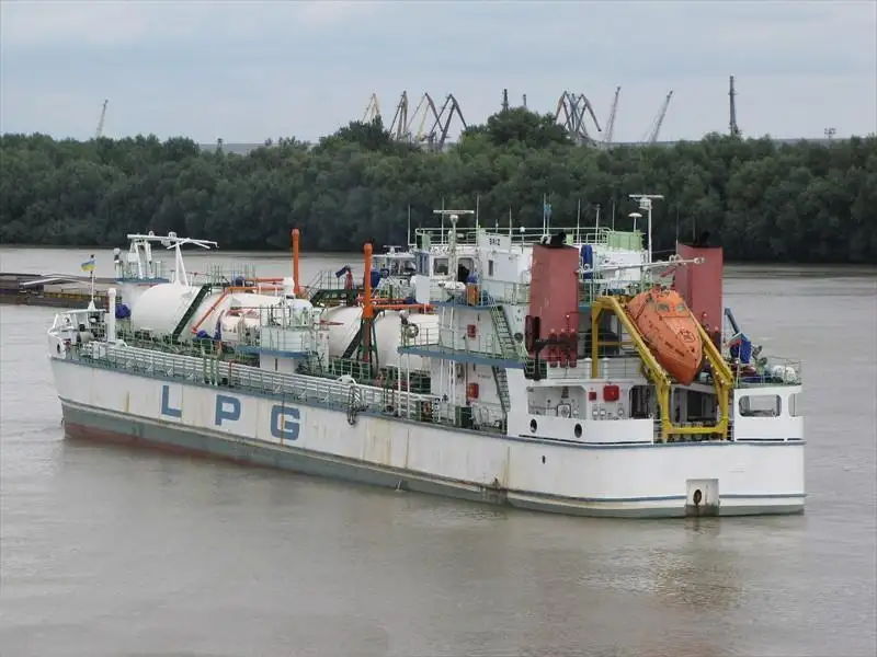 Navio transportador de GNL à venda