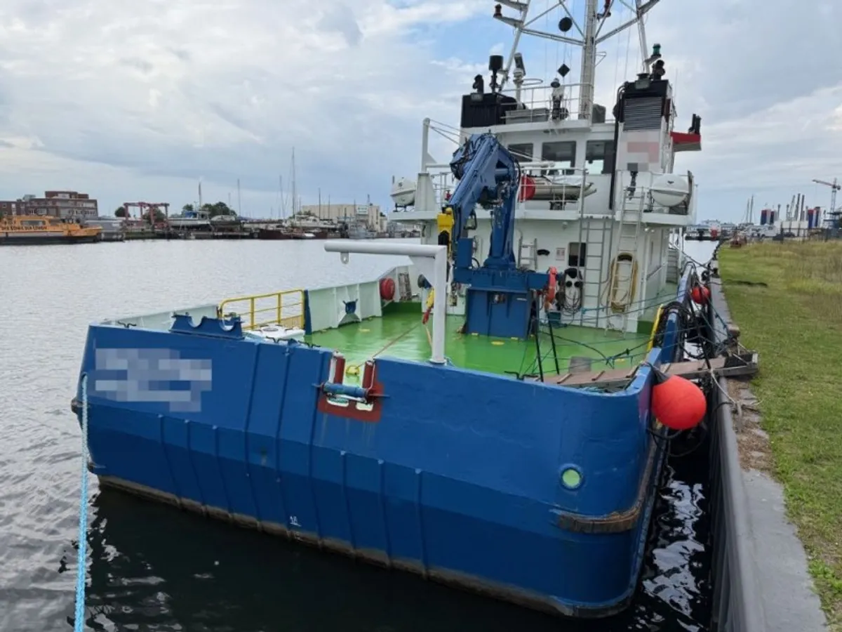 Navio de abastecimento à venda