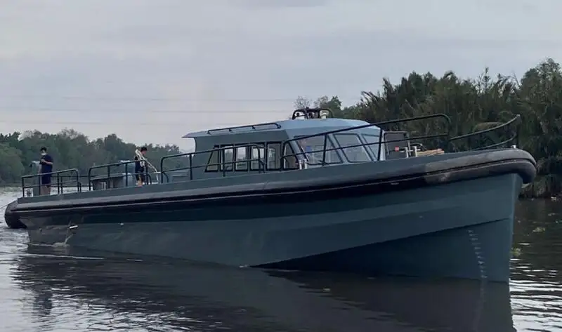 Barco de tripulação à venda
