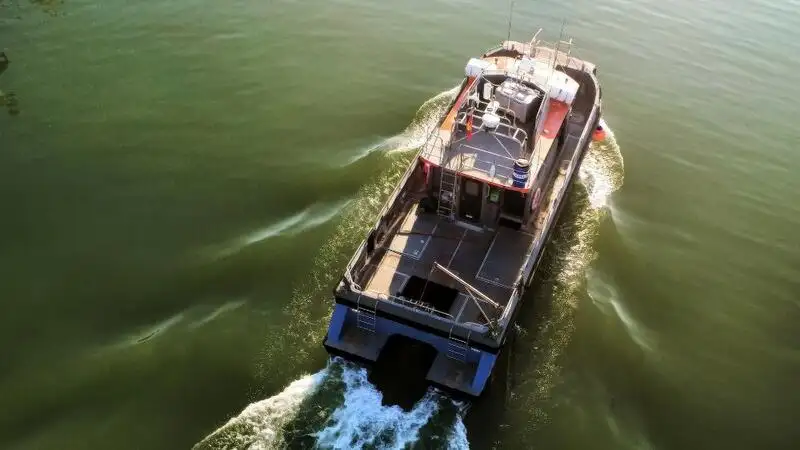 Navio porta-contêineres à venda