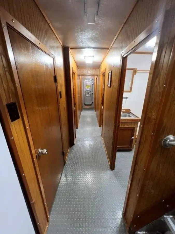 Barco de tripulação à venda