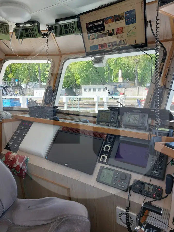 Navio transportador de peixes vivos à venda