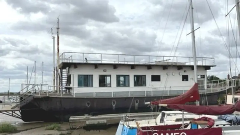 Barcaça de alojamento à venda