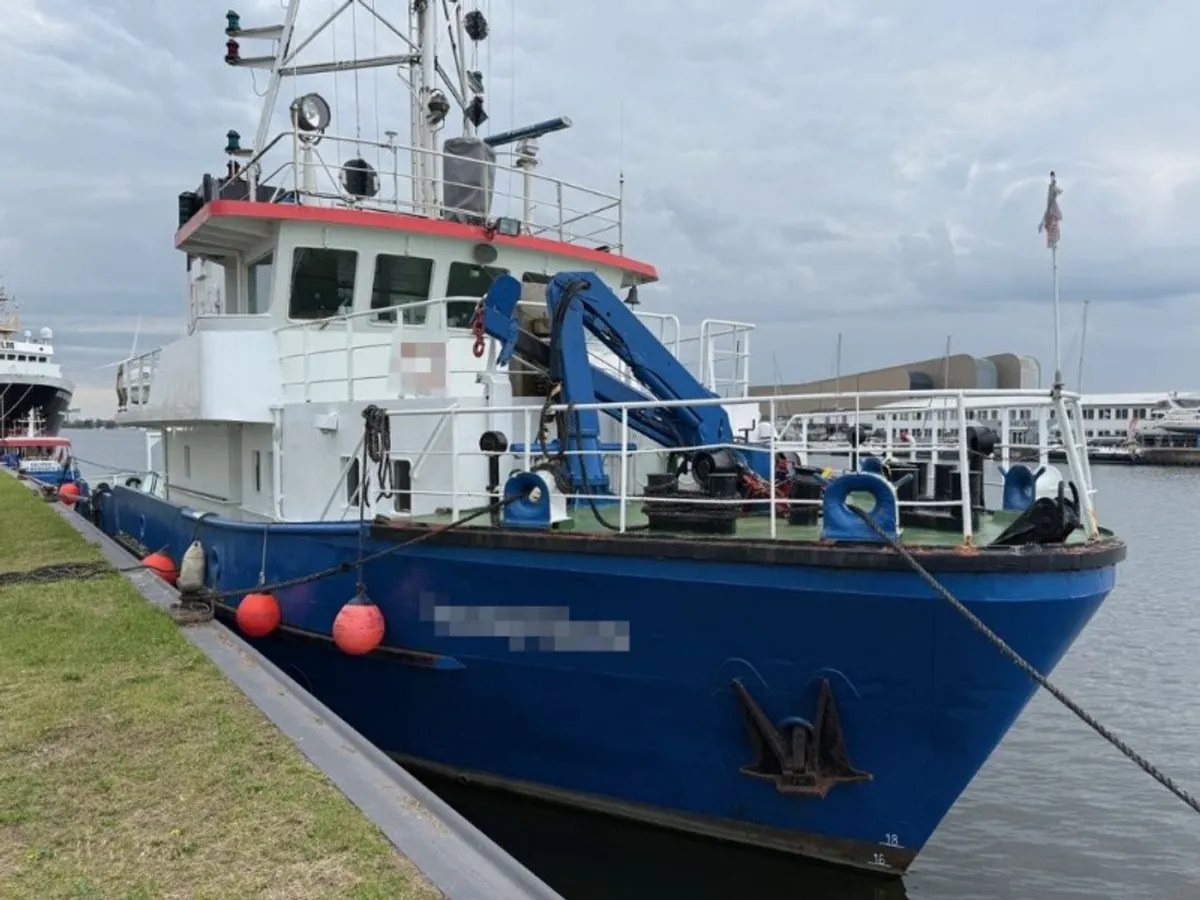Navio de abastecimento à venda
