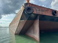 Barcaça à venda