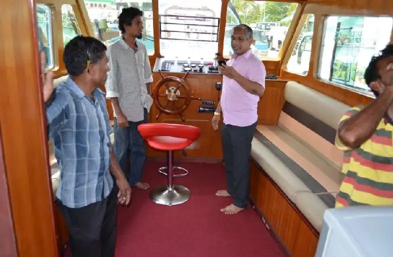Barco de tripulação à venda