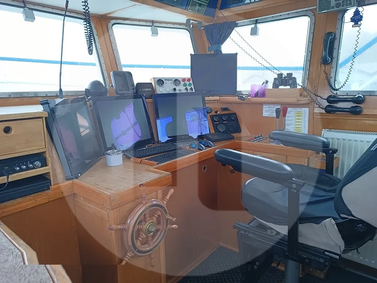 Navio transportador de peixes vivos à venda