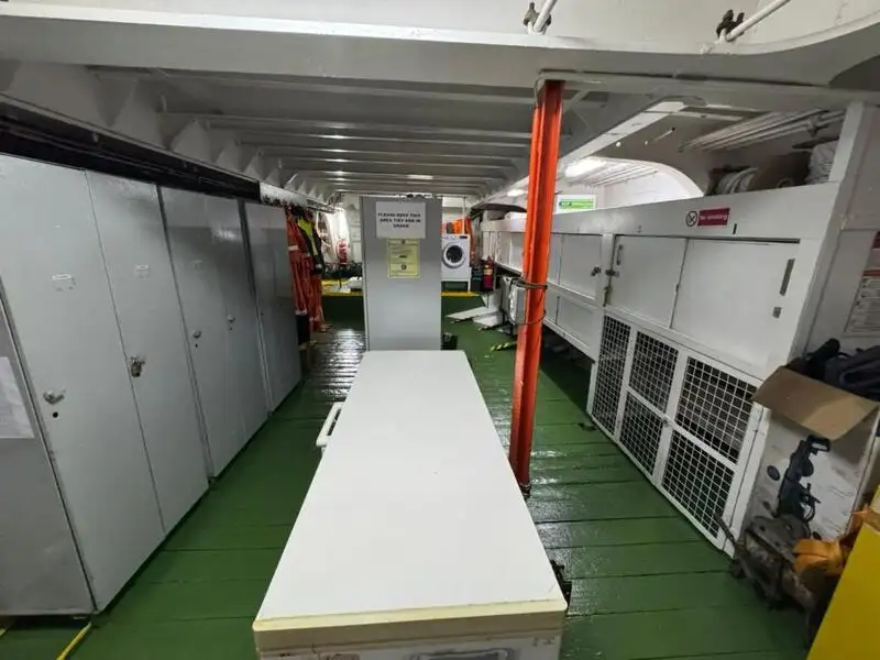 Navio porta-contêineres à venda