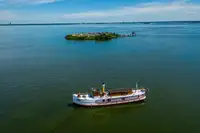 Navio restaurante à venda