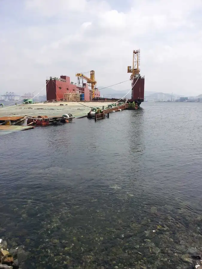 Doca flutuante à venda