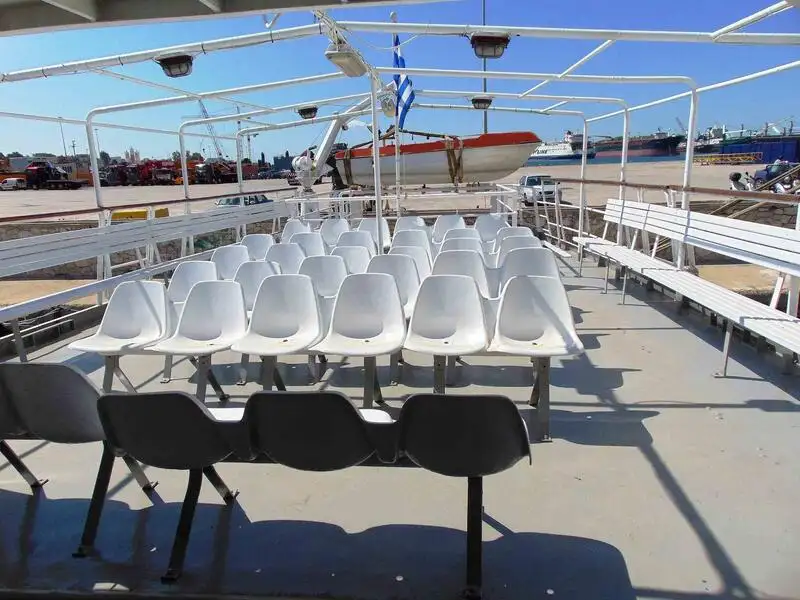Embarcação a motor à venda