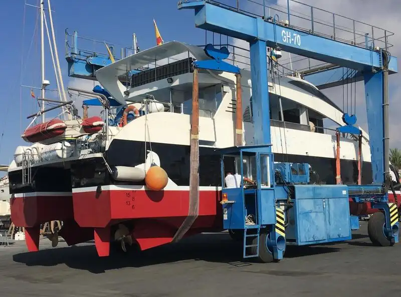 Embarcação a motor à venda