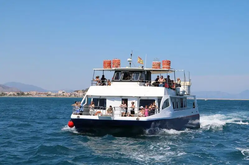Embarcação a motor à venda