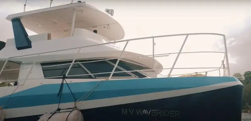 Embarcação a motor à venda