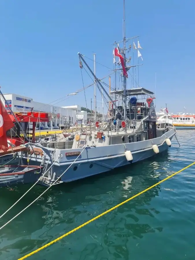 Barco de bombeiros à venda