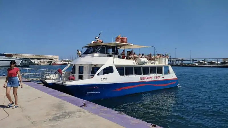 Embarcação a motor à venda