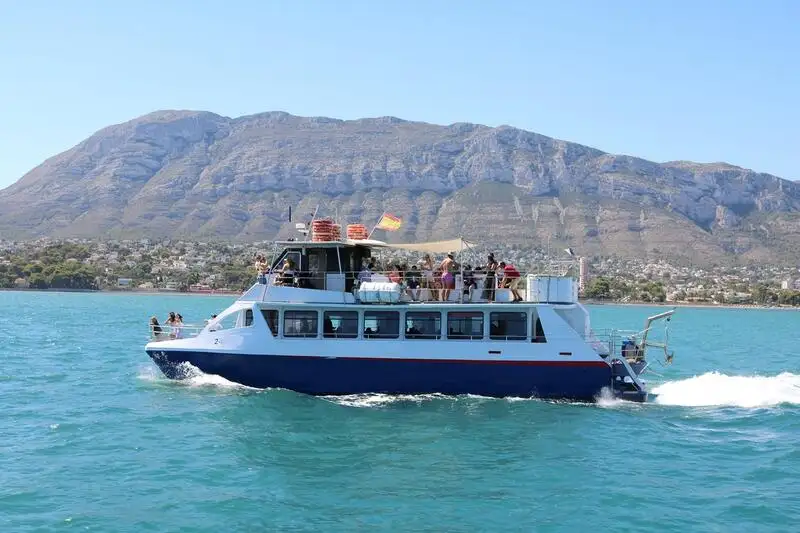 Embarcação a motor à venda