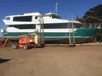 Embarcação a motor à venda